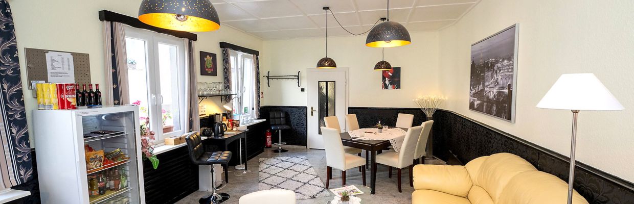 Genießen Sie Ihren Morgen in unserem hellen, gemütlichen Frühstückszimmer – mit bequemen Sitzplätzen, stilvoller Einrichtung und liebevollen Details, die für ein entspanntes Start-in-den-Tag-Ambiente sorgen.